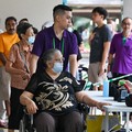 Warga Singapura tiba untuk memberikan suara di tempat pemungutan suara saat pemilihan presiden negara kota tersebut di Singapura pada tanggal 1 September 2023. Warga Singapura akan pergi ke tempat pemungutan suara pada tanggal 1 September dalam pemil