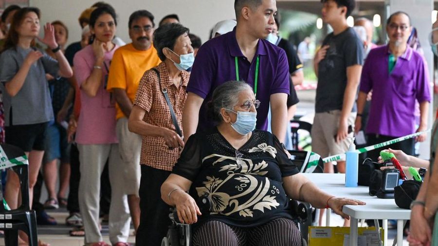 Warga Singapura tiba untuk memberikan suara di tempat pemungutan suara saat pemilihan presiden negara kota tersebut di Singapura pada tanggal 1 September 2023. Warga Singapura akan pergi ke tempat pemungutan suara pada tanggal 1 September dalam pemil