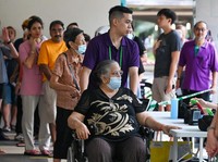 Warga Singapura tiba untuk memberikan suara di tempat pemungutan suara saat pemilihan presiden negara kota tersebut di Singapura pada tanggal 1 September 2023. Warga Singapura akan pergi ke tempat pemungutan suara pada tanggal 1 September dalam pemil