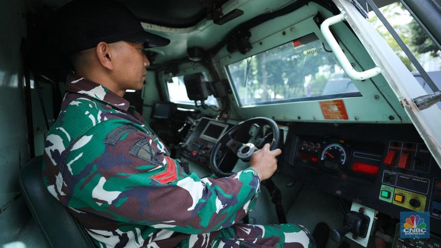 Prajurit TNI bersiap mengoperasikan kendaraan anoa yang di siagakan di Jakarta Convention Center (JCC), Jakarta, Sabtu (2/9/2023).  (CNBC Indonesia)