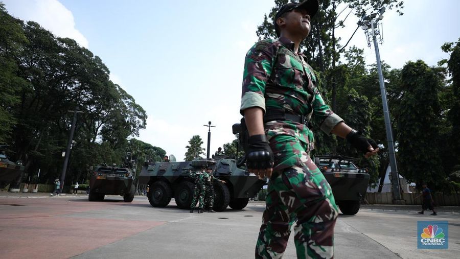 Prajurit TNI bersiap mengoperasikan kendaraan anoa yang di siagakan di Jakarta Convention Center (JCC), Jakarta, Sabtu (2/9/2023). (CNBC Indonesia)