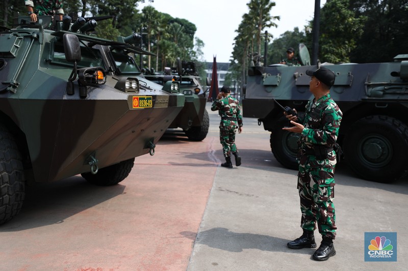 Prajurit TNI bersiap mengoperasikan kendaraan anoa yang di siagakan di Jakarta Convention Center (JCC), Jakarta, Sabtu (2/9/2023).  (CNBC Indonesia)