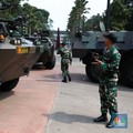 Prajurit TNI bersiap mengoperasikan kendaraan anoa yang di siagakan di Jakarta Convention Center (JCC), Jakarta, Sabtu (2/9/2023).  (CNBC Indonesia)