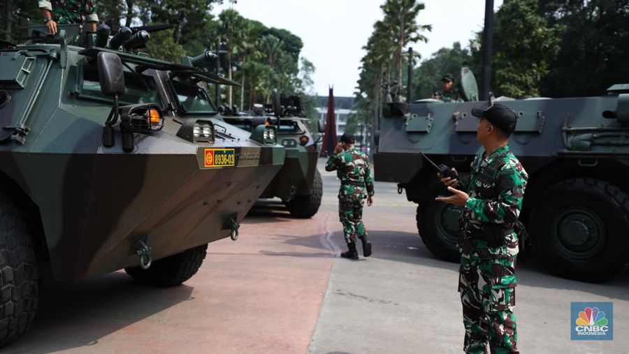 Prajurit TNI bersiap mengoperasikan kendaraan anoa yang di siagakan di Jakarta Convention Center (JCC), Jakarta, Sabtu (2/9/2023).  (CNBC Indonesia)