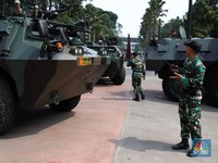Prajurit TNI bersiap mengoperasikan kendaraan anoa yang di siagakan di Jakarta Convention Center (JCC), Jakarta, Sabtu (2/9/2023).  (CNBC Indonesia)