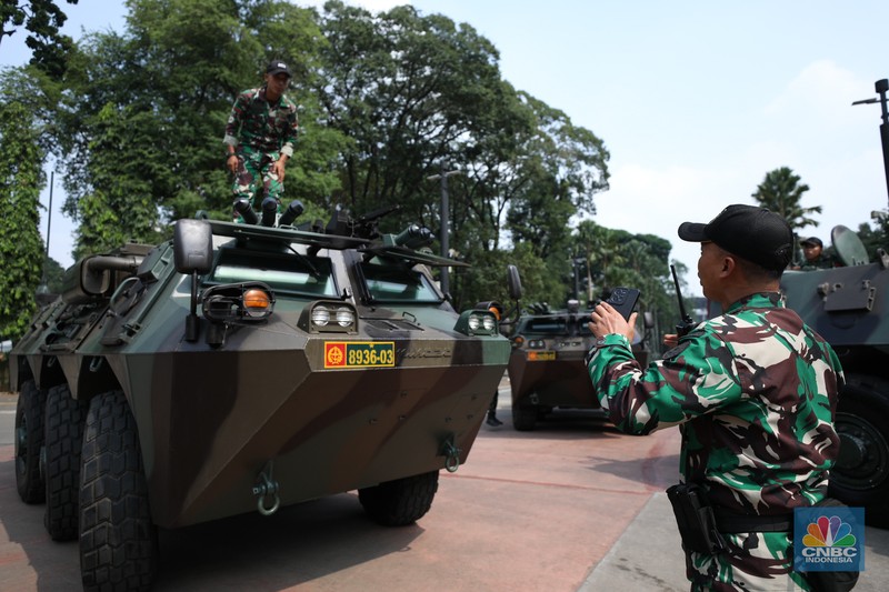 ASEAN Prajurit TNI bersiap mengoperasikan kendaraan anoa yang di siagakan di Jakarta Convention Center (JCC), Jakarta, Sabtu (2/9/2023). (CNBC Indonesia)