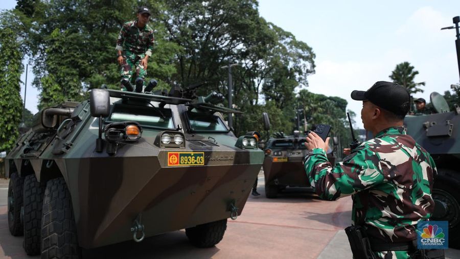 Prajurit TNI bersiap mengoperasikan kendaraan anoa yang di siagakan di Jakarta Convention Center (JCC), Jakarta, Sabtu (2/9/2023).  (CNBC Indonesia)