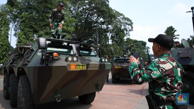 Prajurit TNI bersiap mengoperasikan kendaraan anoa yang di siagakan di Jakarta Convention Center (JCC), Jakarta, Sabtu (2/9/2023).  (CNBC Indonesia)