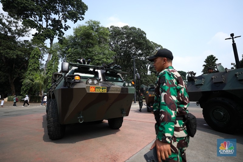ASEAN Prajurit TNI bersiap mengoperasikan kendaraan anoa yang di siagakan di Jakarta Convention Center (JCC), Jakarta, Sabtu (2/9/2023). (CNBC Indonesia)