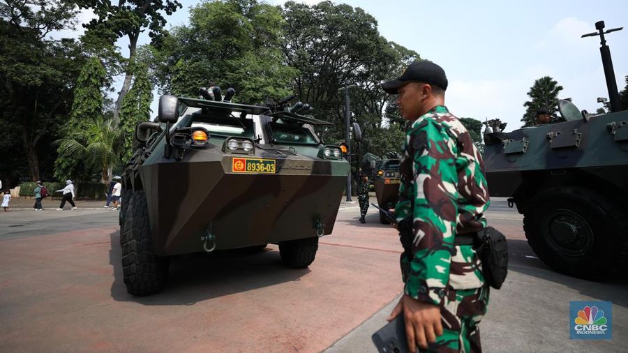 Prajurit TNI bersiap mengoperasikan kendaraan anoa yang di siagakan di Jakarta Convention Center (JCC), Jakarta, Sabtu (2/9/2023).  (CNBC Indonesia)