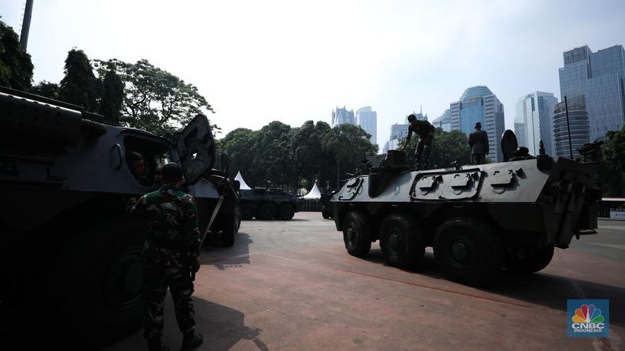 Prajurit TNI bersiap mengoperasikan kendaraan anoa yang di siagakan di Jakarta Convention Center (JCC), Jakarta, Sabtu (2/9/2023).  (CNBC Indonesia)