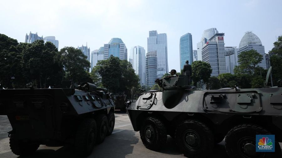 Prajurit TNI bersiap mengoperasikan kendaraan anoa yang di siagakan di Jakarta Convention Center (JCC), Jakarta, Sabtu (2/9/2023).  (CNBC Indonesia)