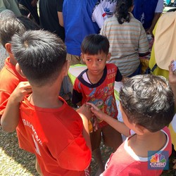 Didatangi BI, Bocah Banda Neira Ikut Bongkar Celengan