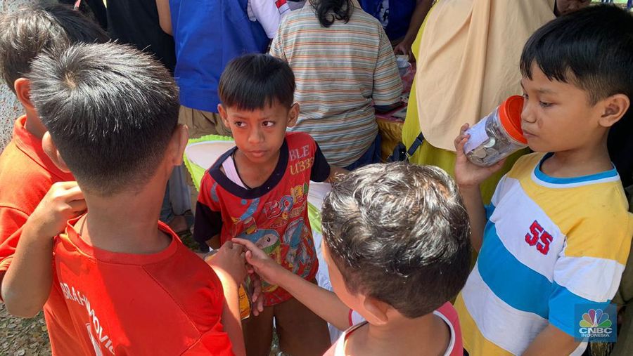 Anak-anak di Banda Neira antusia menukarkan uang pada Ekspedisi Rupiah Berdaulat yang dilakukan Bank Indonesia, Sabtu (2/9/2023).