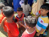 Didatangi BI, Bocah Banda Neira Ikut Bongkar Celengan