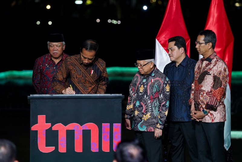 Presiden RI Jokowi dalam acara peresmian revitalisasi Taman Mini Indonesia Indah (TMII) di TMII Archipelago, Jakarta, pada Jumat malam, 1 September 2023. (Dok Kementerian BUMN)