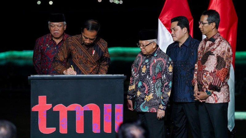 Presiden RI Jokowi dalam acara peresmian revitalisasi Taman Mini Indonesia Indah (TMII) di TMII Archipelago, Jakarta, pada Jumat malam, 1 September 2023. (Dok Kementerian BUMN)