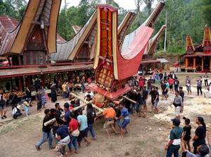Melihat Upacara Rambu Solo, Tradisi Pemakaman Bangsawan Toraja