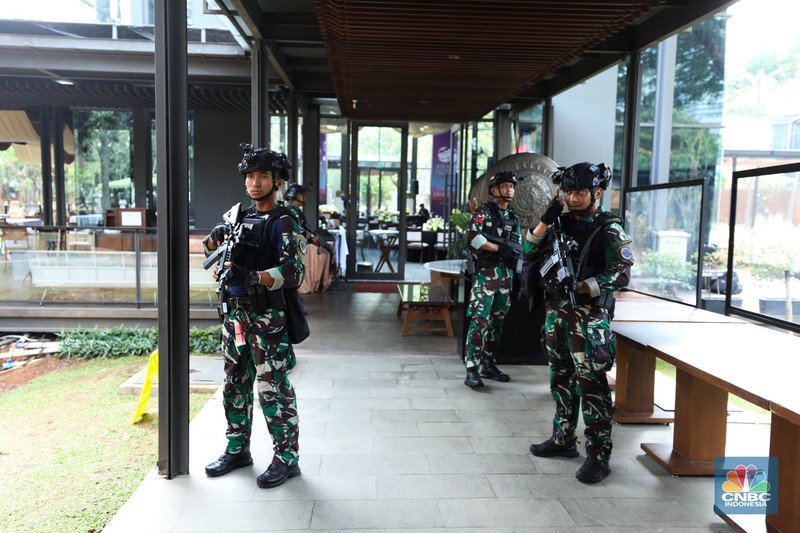 Pengamanan Konferensi Tingkat Tinggi (KTT) ke-43 Perhimpunan Bangsa-Bangsa Asia Tenggara (ASEAN). (CNBC Indonesia/Tri Susilo) Pengamanan Konferensi Tingkat Tinggi (KTT) ke-43 Perhimpunan Bangsa-Bangsa Asia Tenggara (ASEAN). (CNBC Indonesia/Tri Susilo)
