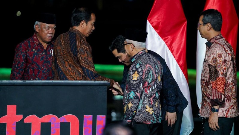 Presiden RI Jokowi dalam acara peresmian revitalisasi Taman Mini Indonesia Indah (TMII) di TMII Archipelago, Jakarta, pada Jumat malam, 1 September 2023. (Dok Kementerian BUMN)