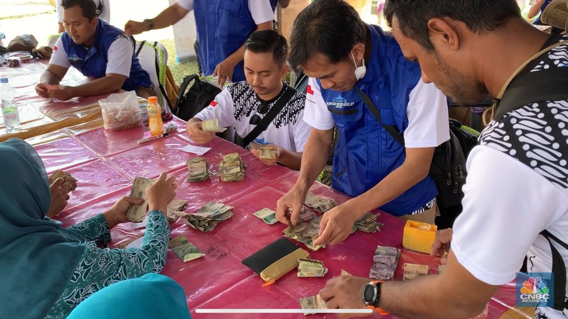 Bank Indonesia (BI) telah melangsungkan ekspedisi rupiah berdaulat di dua pulau terpencil, yakni Banda Neira dan Tual. Dalam penukaran uang, BI menemukan rupiah yang bentuknya sudah tidak layak. (CNBC Indonesia/Maikel Jefriando)