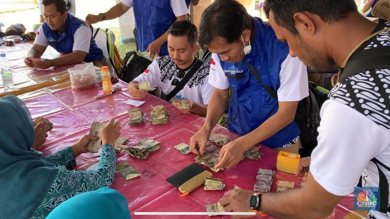 Bank Indonesia (BI) telah melangsungkan ekspedisi rupiah berdaulat di dua pulau terpencil, yakni Banda Neira dan Tual. Dalam penukaran uang, BI menemukan rupiah yang bentuknya sudah tidak layak. (CNBC Indonesia/Maikel Jefriando)