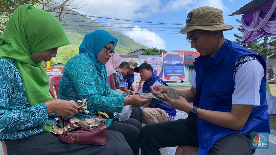 Bank Indonesia (BI) telah melangsungkan ekspedisi rupiah berdaulat di dua pulau terpencil, yakni Banda Neira dan Tual. Dalam penukaran uang, BI menemukan rupiah yang bentuknya sudah tidak layak. (CNBC Indonesia/Maikel Jefriando)