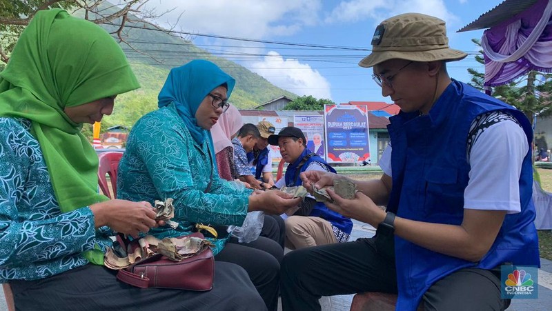 Bank Indonesia (BI) telah melangsungkan ekspedisi rupiah berdaulat di dua pulau terpencil, yakni Banda Neira dan Tual. Dalam penukaran uang, BI menemukan rupiah yang bentuknya sudah tidak layak. (CNBC Indonesia/Maikel Jefriando)