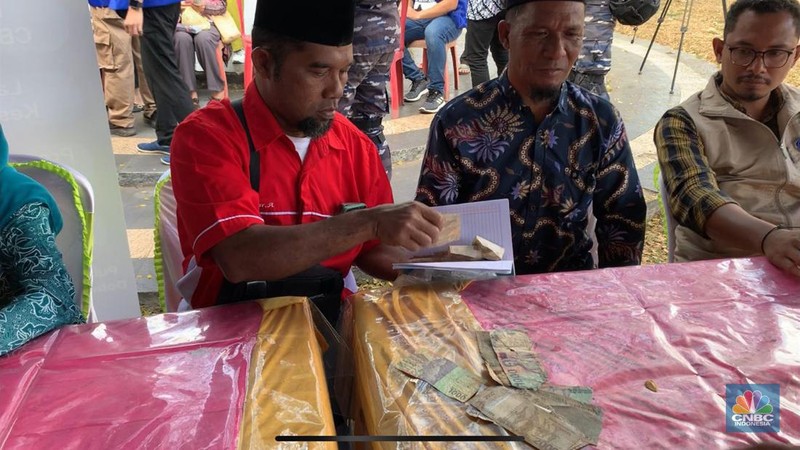 Bank Indonesia (BI) telah melangsungkan ekspedisi rupiah berdaulat di dua pulau terpencil, yakni Banda Neira dan Tual. Dalam penukaran uang, BI menemukan rupiah yang bentuknya sudah tidak layak. (CNBC Indonesia/Maikel Jefriando)
