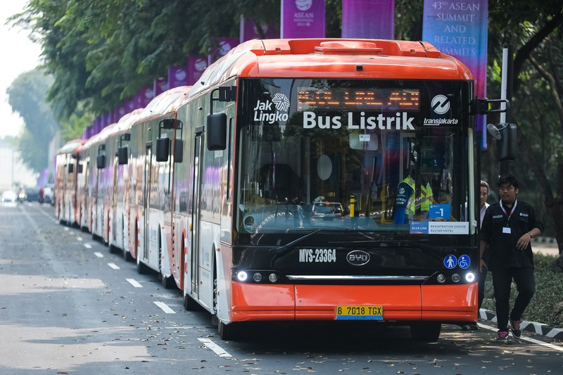 Bus listrik berjajar di tempat pengendapan shuttle bus KTT ASEAN 2023 di Komplek GBK, Senayan, Minggu (3/9/2023). Pemprov DKI Jakarta menyediakan 24 bus listrik untuk empat rute sebagai sarana transportasi pendukung penyelenggaraan KTT ASEAN 2023 sejak 30 Agustus hingga 7 September mendatang. Bus listrik berjajar di tempat pengendapan shuttle bus KTT ASEAN 2023 di Komplek GBK, Senayan, Minggu (3/9/2023). Pemprov DKI Jakarta menyediakan 24 bus listrik untuk empat rute sebagai sarana transportasi pendukung penyelenggaraan KTT ASEAN 2023 sejak 30 Agustus hingga 7 September mendatang. (Dok. Media Center KTT ASEAN 2023/Rommy Pujianto/foc)