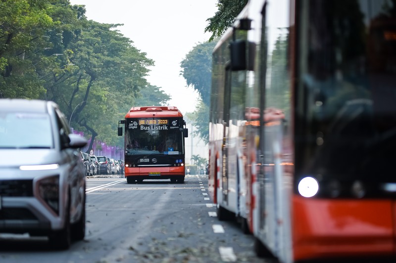 Bus listrik berjajar di tempat pengendapan shuttle bus KTT ASEAN 2023 di Komplek GBK, Senayan, Minggu (3/9/2023). Pemprov DKI Jakarta menyediakan 24 bus listrik untuk empat rute sebagai sarana transportasi pendukung penyelenggaraan KTT ASEAN 2023 sejak 30 Agustus hingga 7 September mendatang. Bus listrik berjajar di tempat pengendapan shuttle bus KTT ASEAN 2023 di Komplek GBK, Senayan, Minggu (3/9/2023). Pemprov DKI Jakarta menyediakan 24 bus listrik untuk empat rute sebagai sarana transportasi pendukung penyelenggaraan KTT ASEAN 2023 sejak 30 Agustus hingga 7 September mendatang. (Dok. Media Center KTT ASEAN 2023/Rommy Pujianto/foc)