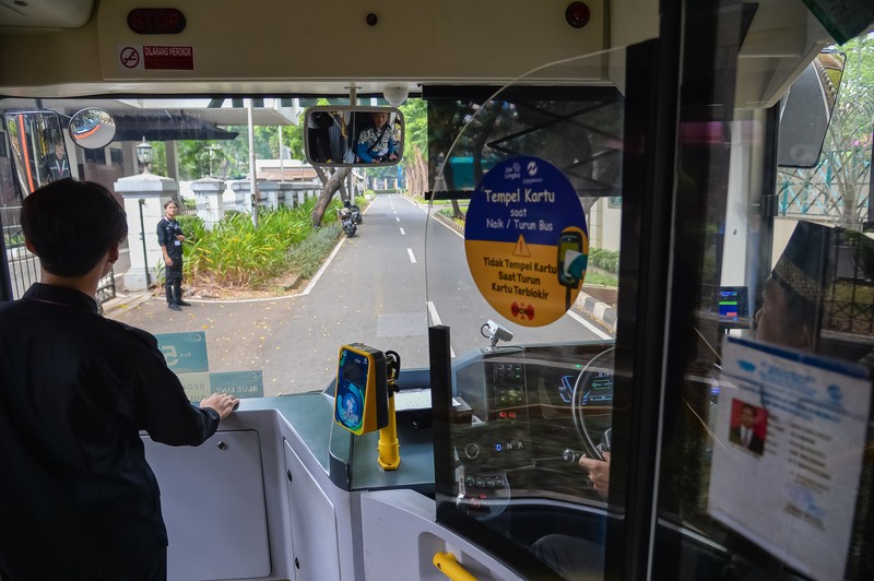 Bus listrik berjajar di tempat pengendapan shuttle bus KTT ASEAN 2023 di Komplek GBK, Senayan, Minggu (3/9/2023). Pemprov DKI Jakarta menyediakan 24 bus listrik untuk empat rute sebagai sarana transportasi pendukung penyelenggaraan KTT ASEAN 2023 sejak 30 Agustus hingga 7 September mendatang. (Dok. Media Center KTT ASEAN 2023/Rommy Pujianto/foc)