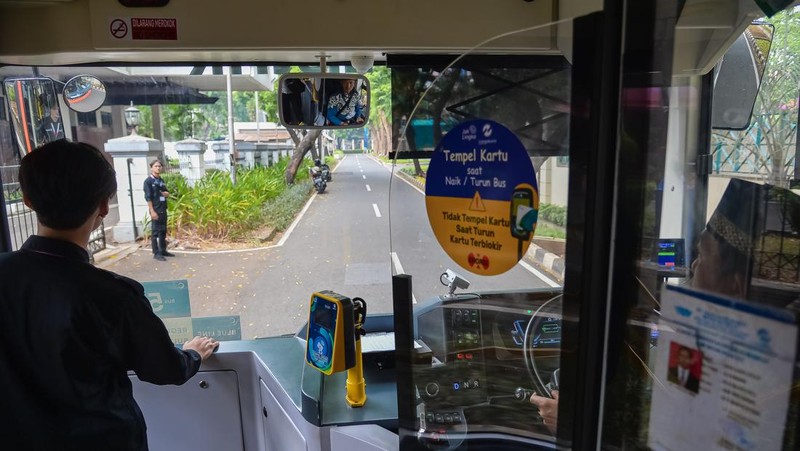 Bus listrik berjajar di tempat pengendapan shuttle bus KTT ASEAN 2023 di Komplek GBK, Senayan, Minggu (3/9/2023). Pemprov DKI Jakarta menyediakan 24 bus listrik untuk empat rute sebagai sarana transportasi pendukung penyelenggaraan KTT ASEAN 2023 sejak 30 Agustus hingga 7 September mendatang. (Dok. Media Center KTT ASEAN 2023/Rommy Pujianto/foc)