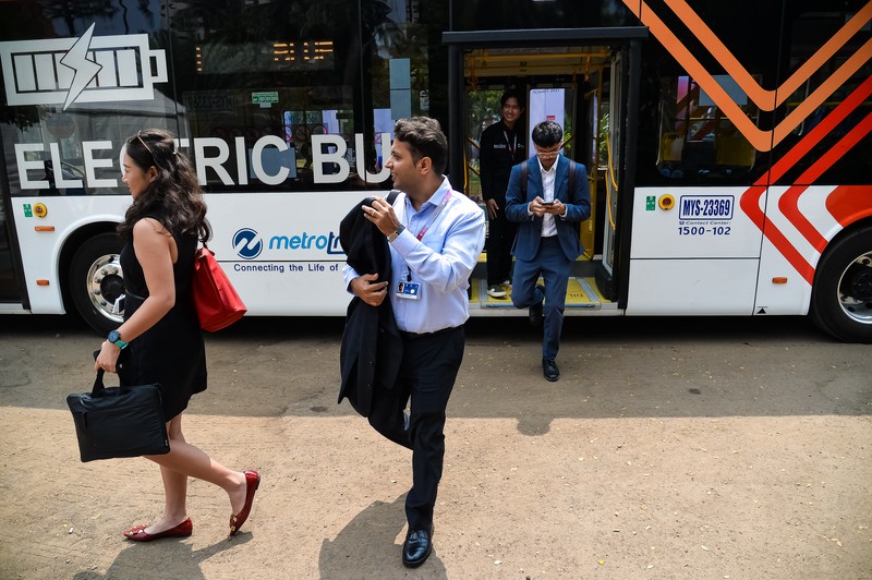 Bus listrik berjajar di tempat pengendapan shuttle bus KTT ASEAN 2023 di Komplek GBK, Senayan, Minggu (3/9/2023). Pemprov DKI Jakarta menyediakan 24 bus listrik untuk empat rute sebagai sarana transportasi pendukung penyelenggaraan KTT ASEAN 2023 sejak 30 Agustus hingga 7 September mendatang. Bus listrik berjajar di tempat pengendapan shuttle bus KTT ASEAN 2023 di Komplek GBK, Senayan, Minggu (3/9/2023). Pemprov DKI Jakarta menyediakan 24 bus listrik untuk empat rute sebagai sarana transportasi pendukung penyelenggaraan KTT ASEAN 2023 sejak 30 Agustus hingga 7 September mendatang. (Dok. Media Center KTT ASEAN 2023/Rommy Pujianto/foc)