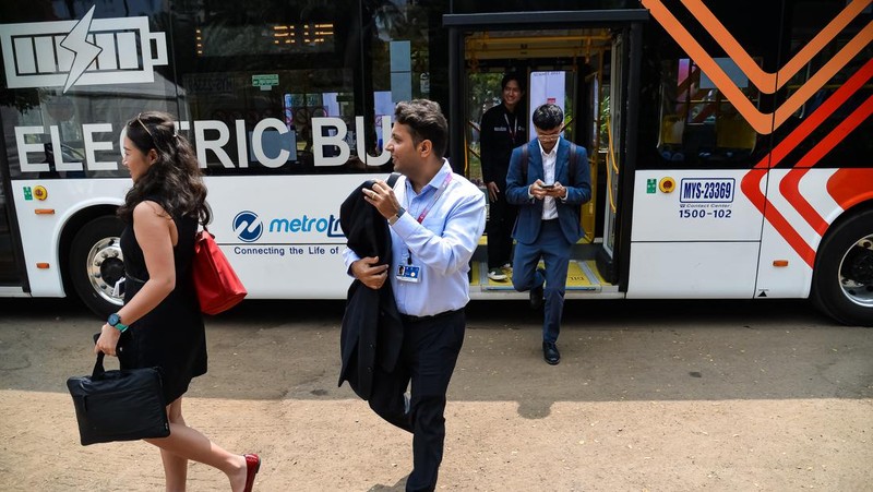 Bus listrik berjajar di tempat pengendapan shuttle bus KTT ASEAN 2023 di Komplek GBK, Senayan, Minggu (3/9/2023). Pemprov DKI Jakarta menyediakan 24 bus listrik untuk empat rute sebagai sarana transportasi pendukung penyelenggaraan KTT ASEAN 2023 sejak 30 Agustus hingga 7 September mendatang. (Dok. Media Center KTT ASEAN 2023/Rommy Pujianto/foc)