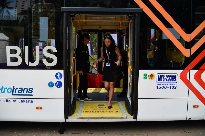 Bus listrik berjajar di tempat pengendapan shuttle bus KTT ASEAN 2023 di Komplek GBK, Senayan, Minggu (3/9/2023). Pemprov DKI Jakarta menyediakan 24 bus listrik untuk empat rute sebagai sarana transportasi pendukung penyelenggaraan KTT ASEAN 2023 sejak 30 Agustus hingga 7 September mendatang. Bus listrik berjajar di tempat pengendapan shuttle bus KTT ASEAN 2023 di Komplek GBK, Senayan, Minggu (3/9/2023). Pemprov DKI Jakarta menyediakan 24 bus listrik untuk empat rute sebagai sarana transportasi pendukung penyelenggaraan KTT ASEAN 2023 sejak 30 Agustus hingga 7 September mendatang. (Dok. Media Center KTT ASEAN 2023/Rommy Pujianto/foc)