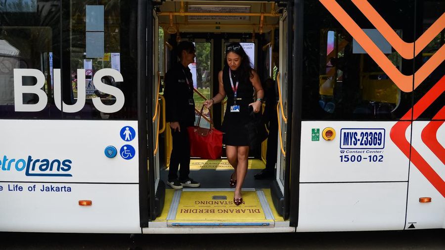 Bus listrik berjajar di tempat pengendapan shuttle bus KTT ASEAN 2023 di Komplek GBK, Senayan, Minggu (3/9/2023). Pemprov DKI Jakarta menyediakan 24 bus listrik untuk empat rute sebagai sarana transportasi pendukung penyelenggaraan KTT ASEAN 2023 sejak 30 Agustus hingga 7 September mendatang. (Dok. Media Center KTT ASEAN 2023/Rommy Pujianto/foc)