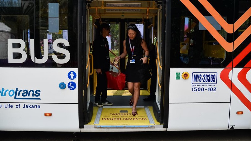 Bus listrik berjajar di tempat pengendapan shuttle bus KTT ASEAN 2023 di Komplek GBK, Senayan, Minggu (3/9/2023). Pemprov DKI Jakarta menyediakan 24 bus listrik untuk empat rute sebagai sarana transportasi pendukung penyelenggaraan KTT ASEAN 2023 sejak 30 Agustus hingga 7 September mendatang. (Dok. Media Center KTT ASEAN 2023/Rommy Pujianto/foc)