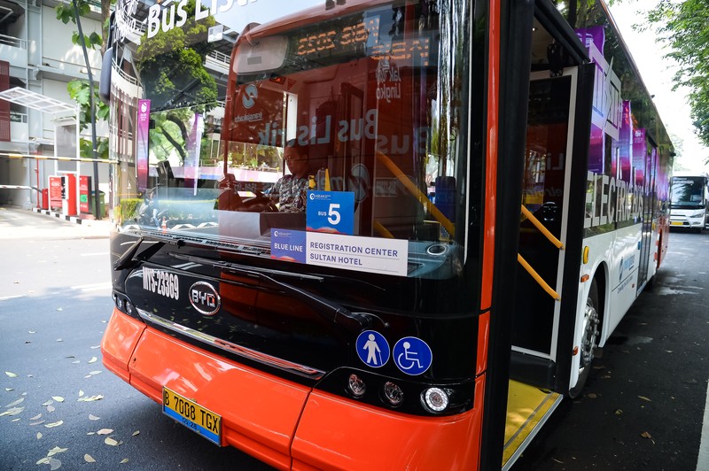 Bus listrik berjajar di tempat pengendapan shuttle bus KTT ASEAN 2023 di Komplek GBK, Senayan, Minggu (3/9/2023). Pemprov DKI Jakarta menyediakan 24 bus listrik untuk empat rute sebagai sarana transportasi pendukung penyelenggaraan KTT ASEAN 2023 sejak 30 Agustus hingga 7 September mendatang. Bus listrik berjajar di tempat pengendapan shuttle bus KTT ASEAN 2023 di Komplek GBK, Senayan, Minggu (3/9/2023). Pemprov DKI Jakarta menyediakan 24 bus listrik untuk empat rute sebagai sarana transportasi pendukung penyelenggaraan KTT ASEAN 2023 sejak 30 Agustus hingga 7 September mendatang. (Dok. Media Center KTT ASEAN 2023/Rommy Pujianto/foc)