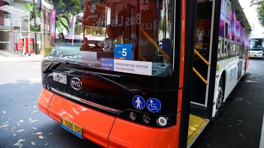 Bus listrik berjajar di tempat pengendapan shuttle bus KTT ASEAN 2023 di Komplek GBK, Senayan, Minggu (3/9/2023). Pemprov DKI Jakarta menyediakan 24 bus listrik untuk empat rute sebagai sarana transportasi pendukung penyelenggaraan KTT ASEAN 2023 sejak 30 Agustus hingga 7 September mendatang. (Dok. Media Center KTT ASEAN 2023/Rommy Pujianto/foc)