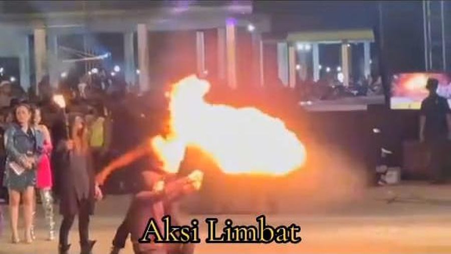 Jenggot Limbad kebakaran saat atraksi sembur api di Caruban, Madiun
