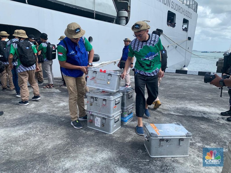 Kontainer dan Kardus berisi uang Rp10 M untuk ditukarkan dengan uang rusak dan lusuh di Tual. Selain itu juga ada sembako dan peralatan untuk disumbangkan ke masyarakat setempat. Kontainer dan Kardus berisi uang Rp10 M untuk ditukarkan dengan uang rusak dan lusuh di Tual. Selain itu juga ada sembako dan peralatan untuk disumbangkan ke masyarakat setempat. (CNBC Indonesia/Maikel Jefriando)