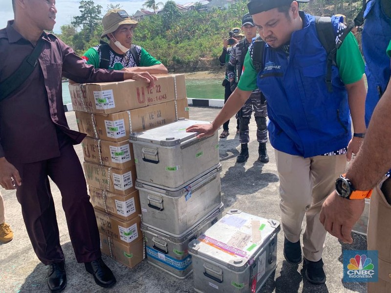 Kontainer dan Kardus berisi uang Rp10 M untuk ditukarkan dengan uang rusak dan lusuh di Tual. Selain itu juga ada sembako dan peralatan untuk disumbangkan ke masyarakat setempat. Kontainer dan Kardus berisi uang Rp10 M untuk ditukarkan dengan uang rusak dan lusuh di Tual. Selain itu juga ada sembako dan peralatan untuk disumbangkan ke masyarakat setempat. (CNBC Indonesia/Maikel Jefriando)