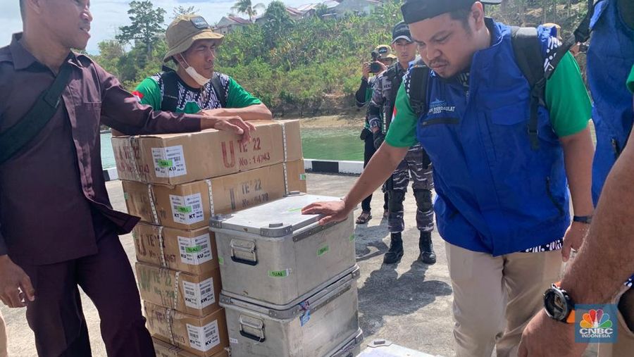 Kontainer dan Kardus berisi uang Rp10 M untuk ditukarkan dengan uang rusak dan lusuh di Tual. Selain itu juga ada sembako dan peralatan untuk disumbangkan ke masyarakat setempat. (CNBC Indonesia/Maikel Jefriando)