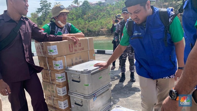 Kontainer dan Kardus berisi uang Rp10 M untuk ditukarkan dengan uang rusak dan lusuh di Tual. Selain itu juga ada sembako dan peralatan untuk disumbangkan ke masyarakat setempat. (CNBC Indonesia/Maikel Jefriando)