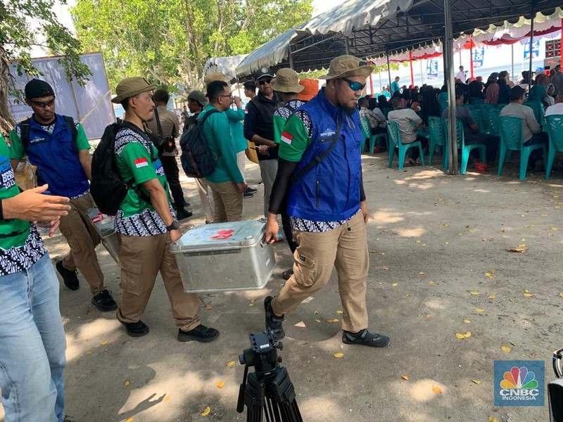 Kontainer dan Kardus berisi uang Rp10 M untuk ditukarkan dengan uang rusak dan lusuh di Tual. Selain itu juga ada sembako dan peralatan untuk disumbangkan ke masyarakat setempat. Kontainer dan Kardus berisi uang Rp10 M untuk ditukarkan dengan uang rusak dan lusuh di Tual. Selain itu juga ada sembako dan peralatan untuk disumbangkan ke masyarakat setempat. (CNBC Indonesia/Maikel Jefriando)