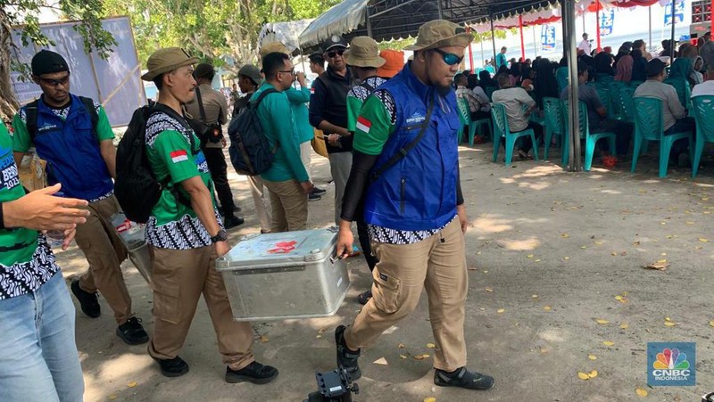 Kontainer dan Kardus berisi uang Rp10 M untuk ditukarkan dengan uang rusak dan lusuh di Tual. Selain itu juga ada sembako dan peralatan untuk disumbangkan ke masyarakat setempat. (CNBC Indonesia/Maikel Jefriando)