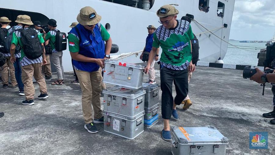 Kontainer dan Kardus berisi uang Rp10 M untuk ditukarkan dengan uang rusak dan lusuh di Tual. Selain itu juga ada sembako dan peralatan untuk disumbangkan ke masyarakat setempat. (CNBC Indonesia/Maikel Jefriando)