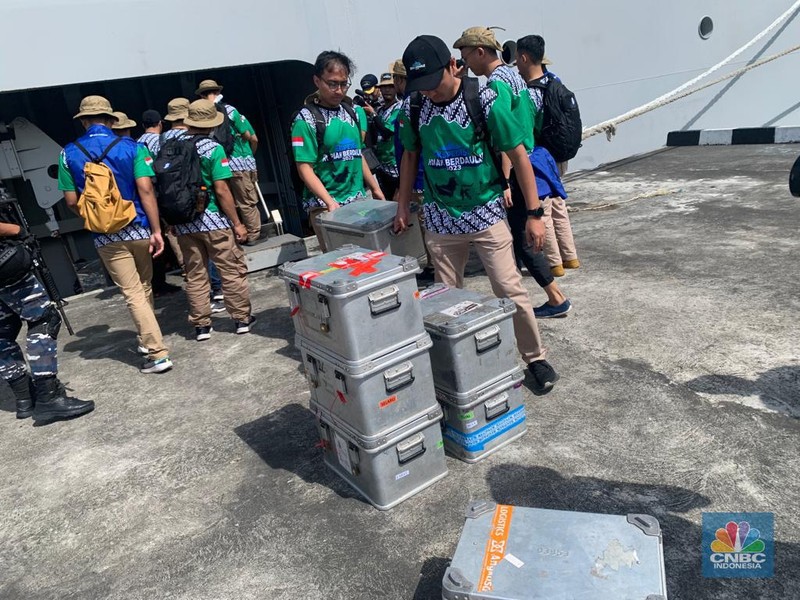 Kontainer dan Kardus berisi uang Rp10 M untuk ditukarkan dengan uang rusak dan lusuh di Tual. Selain itu juga ada sembako dan peralatan untuk disumbangkan ke masyarakat setempat. Kontainer dan Kardus berisi uang Rp10 M untuk ditukarkan dengan uang rusak dan lusuh di Tual. Selain itu juga ada sembako dan peralatan untuk disumbangkan ke masyarakat setempat. (CNBC Indonesia/Maikel Jefriando)