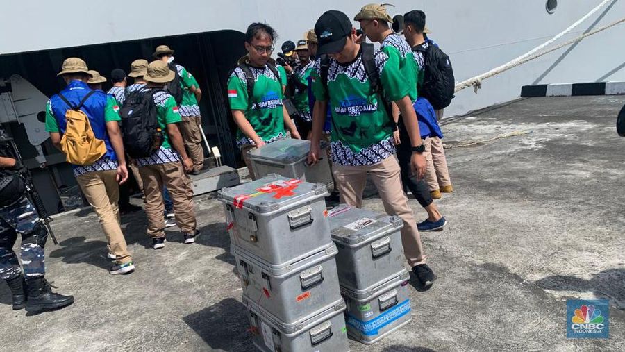Kontainer dan Kardus berisi uang Rp10 M untuk ditukarkan dengan uang rusak dan lusuh di Tual. Selain itu juga ada sembako dan peralatan untuk disumbangkan ke masyarakat setempat. (CNBC Indonesia/Maikel Jefriando)